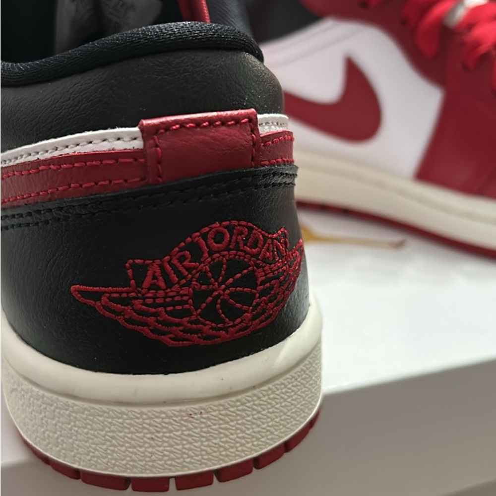 Nike Air Jordan 1 Low - Picture 4 of 4
